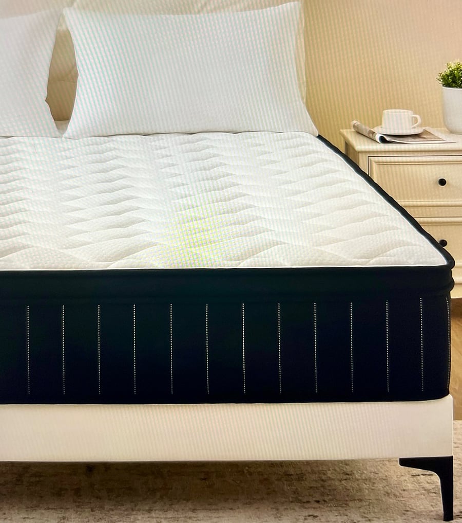 Deluxe 14" Hybrid Mattress with memory foam and individual pocket coils.