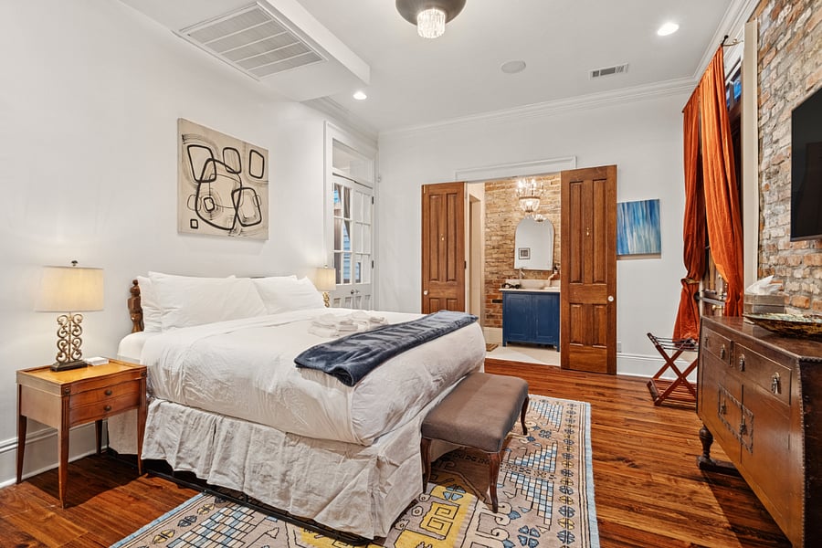 Downstairs king bedroom with ensuite bathroom