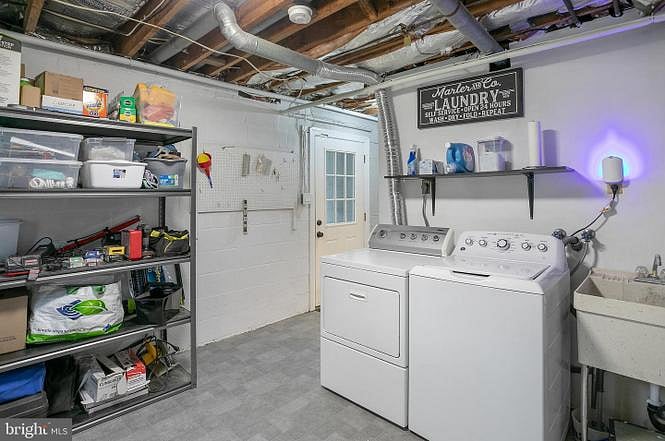 Washer, dryer, private entrance. 