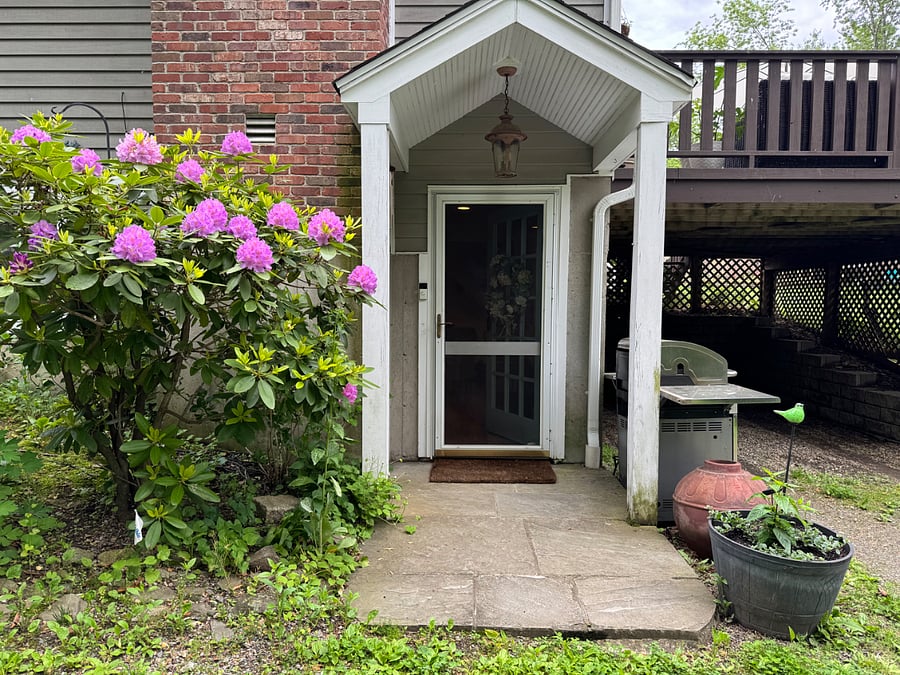 Separate enterance and driveway