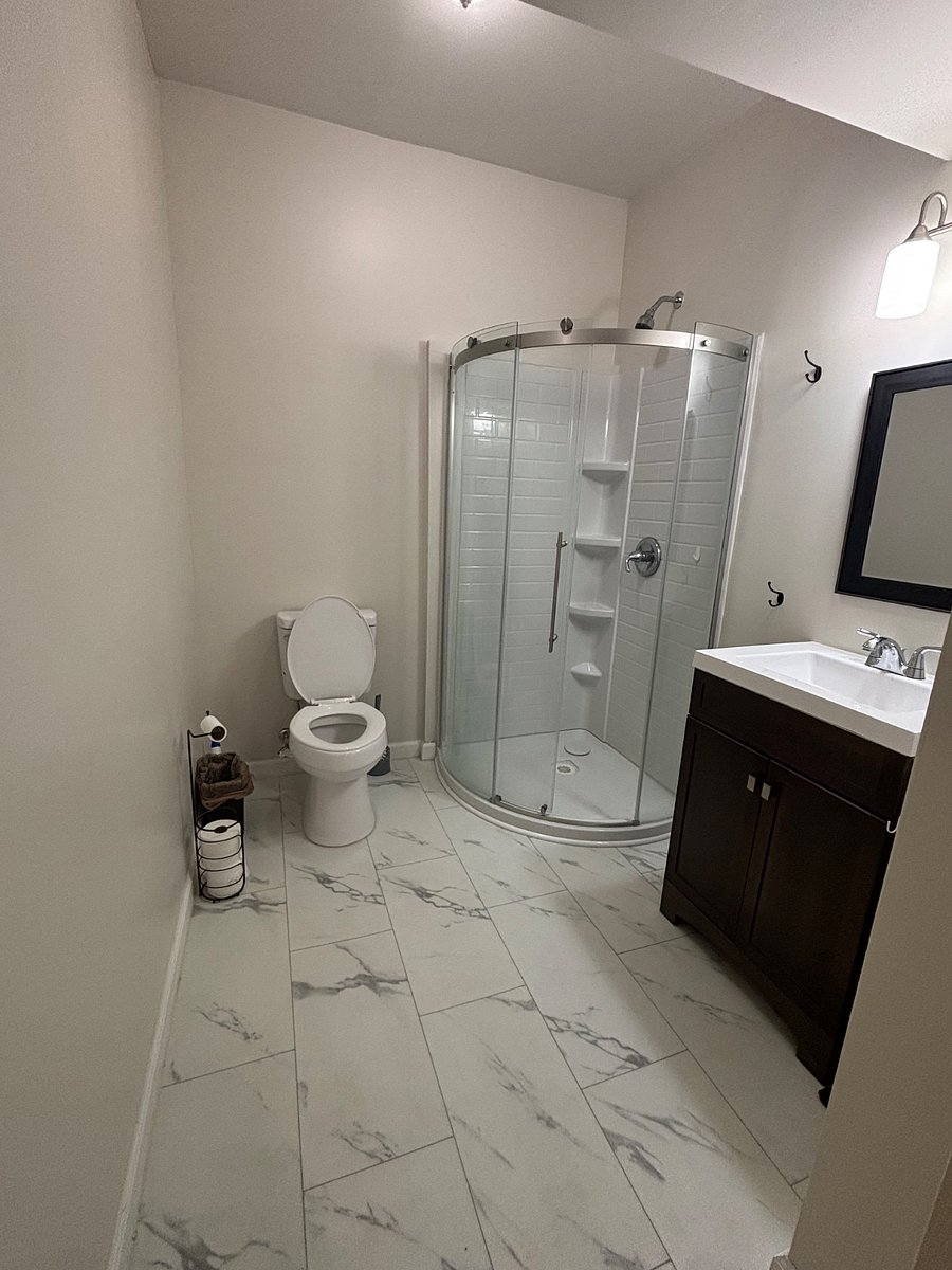 bathroom: shower stall