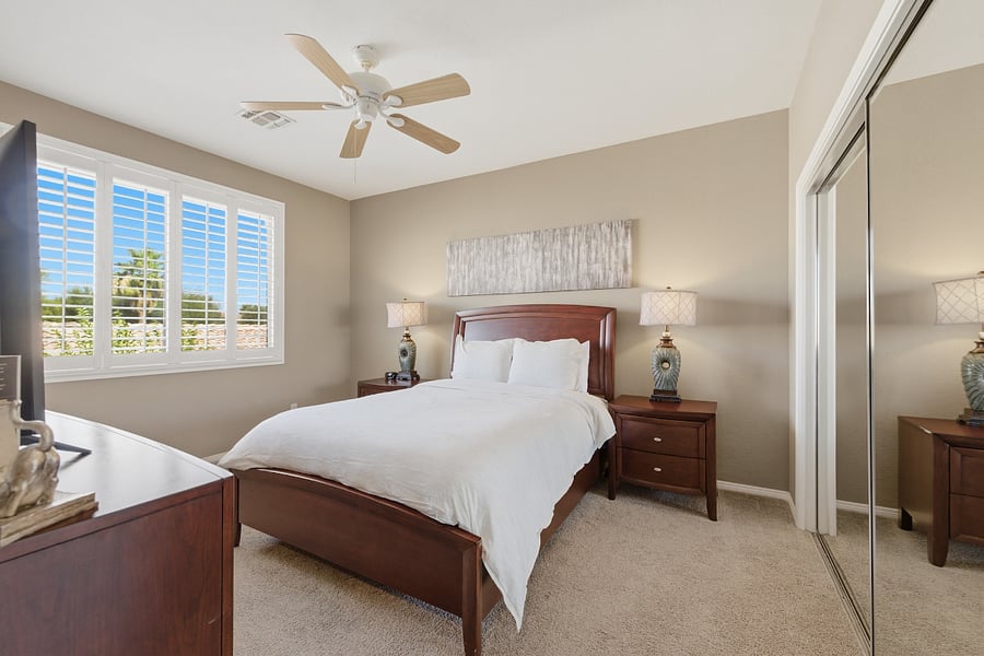 Queen bed- 2nd floor