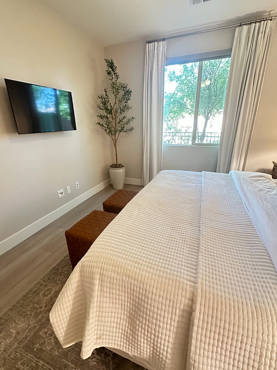 Master suite with 40" Smart TV