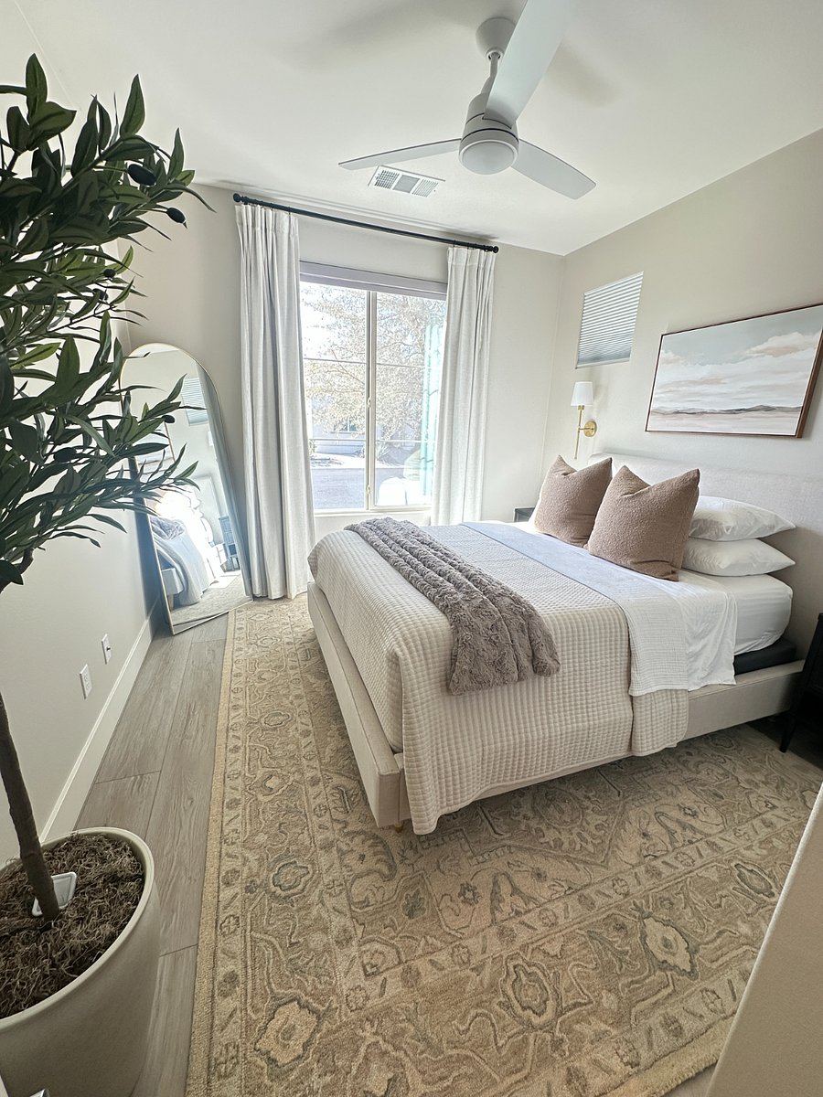 Guest BR with queen bed