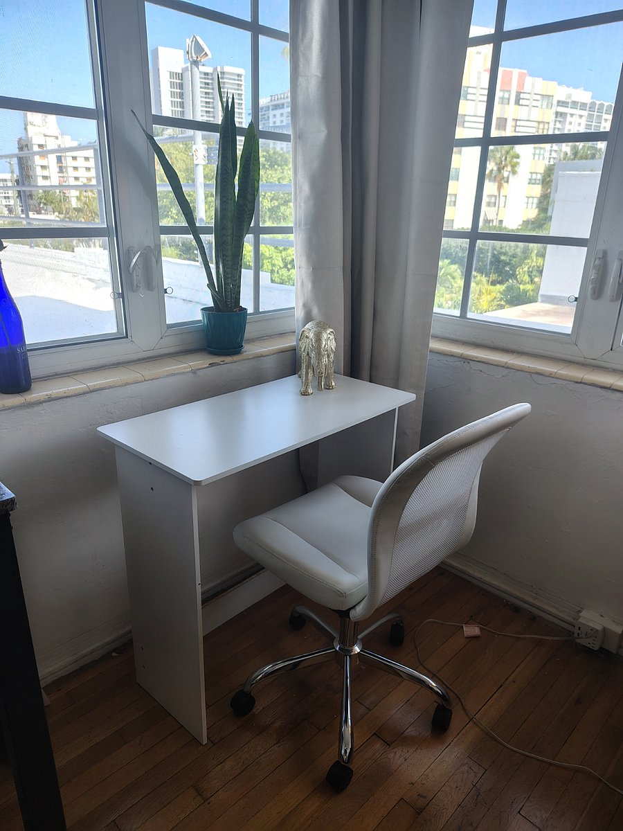 Beautiful work station.