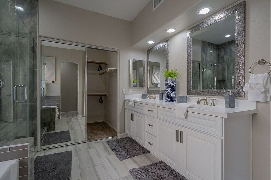 Primary en-suite bathroom