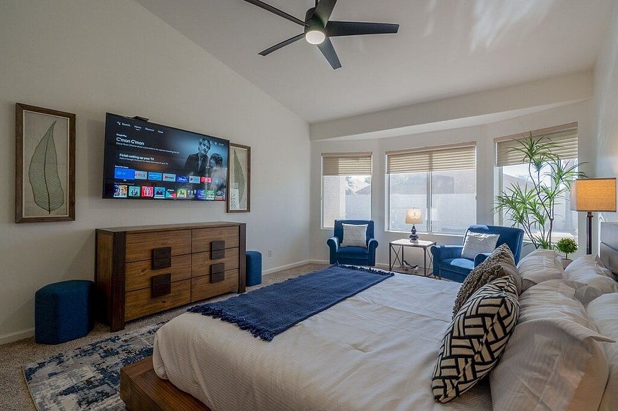 Primary Bedroom with a pool view: Smart TV +King Size Bed