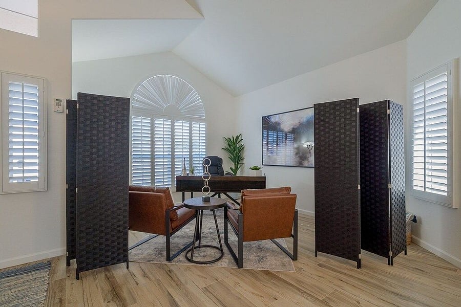 Work Space: 2 room dividers for privacy +fast WiFi