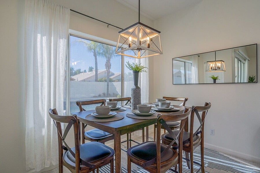 Eat-in kitchen w/pool view