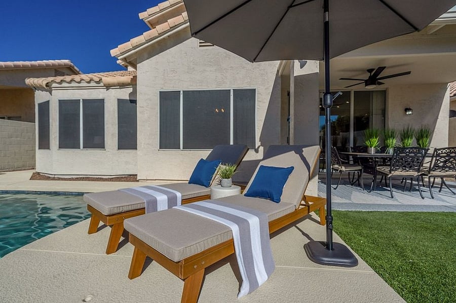 4 loungers here