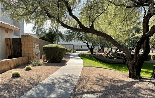 Walk to the park, coffee shops and restaurants