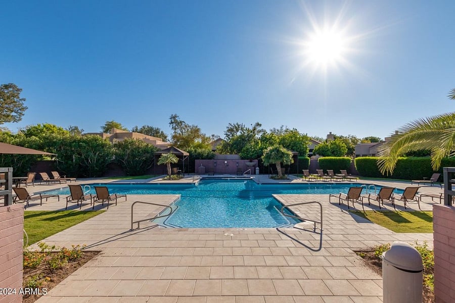 The Estate Club: Heated lap pool, hot tubs and ping pong