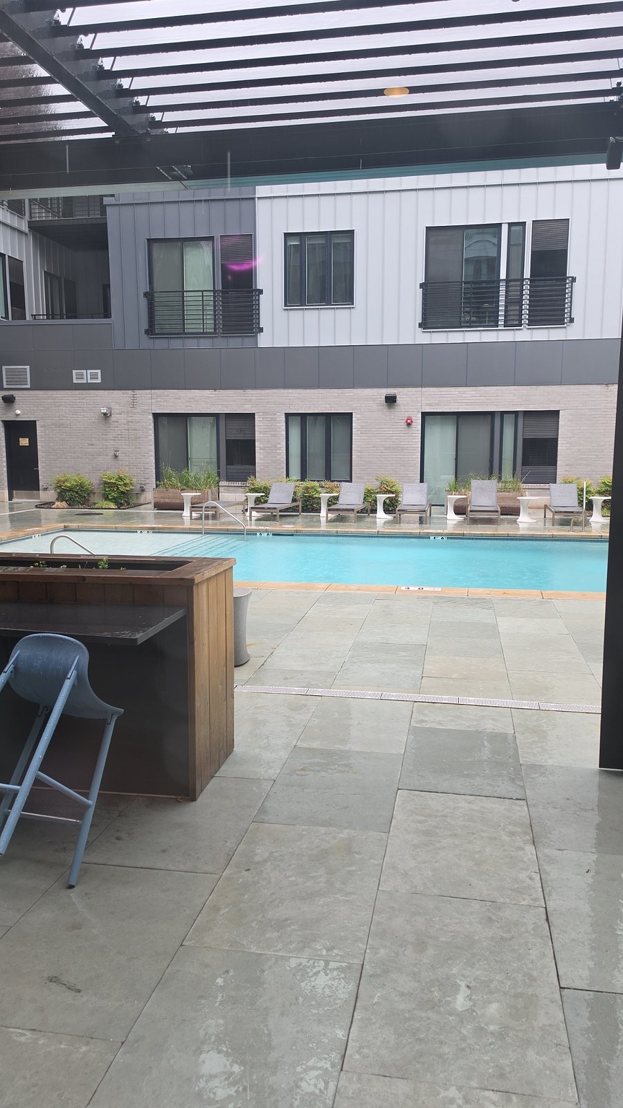 Pool & lounge area