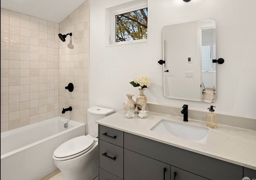 Full en suite bath.