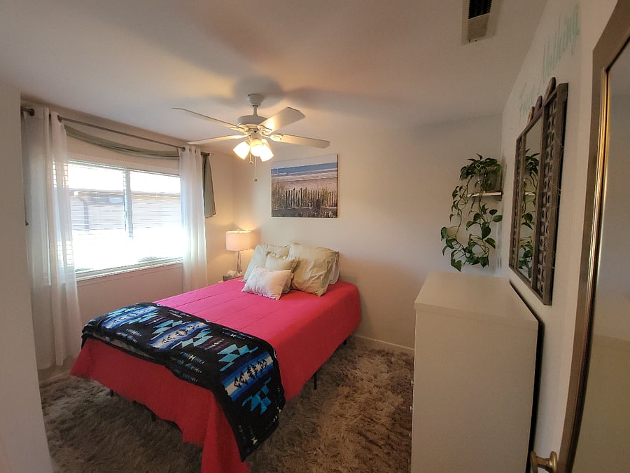 Bedroom, Queen bed