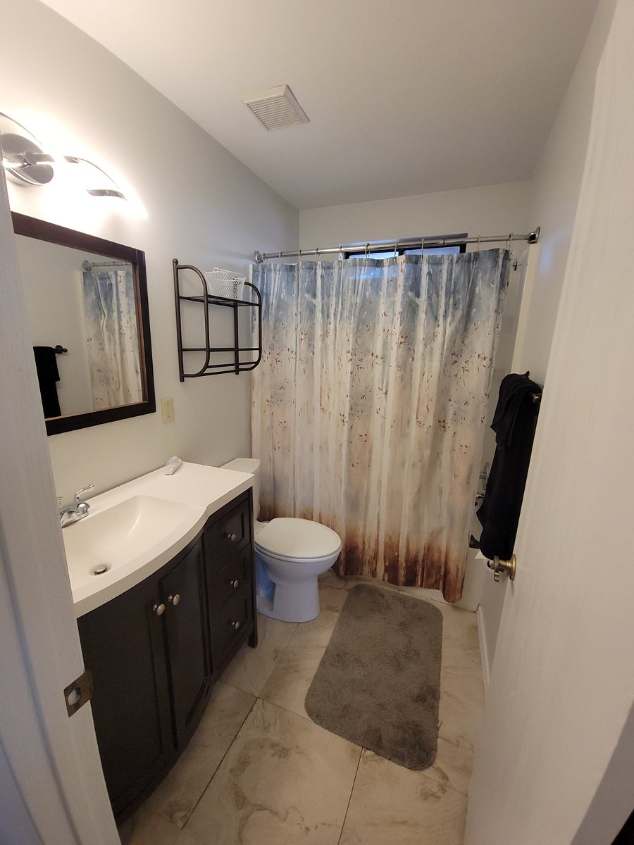 Upstairs full bathroom.