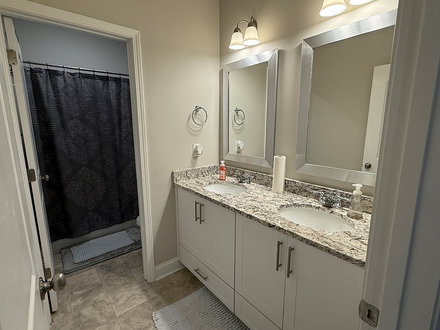 2nd Bathroom (upstairs)