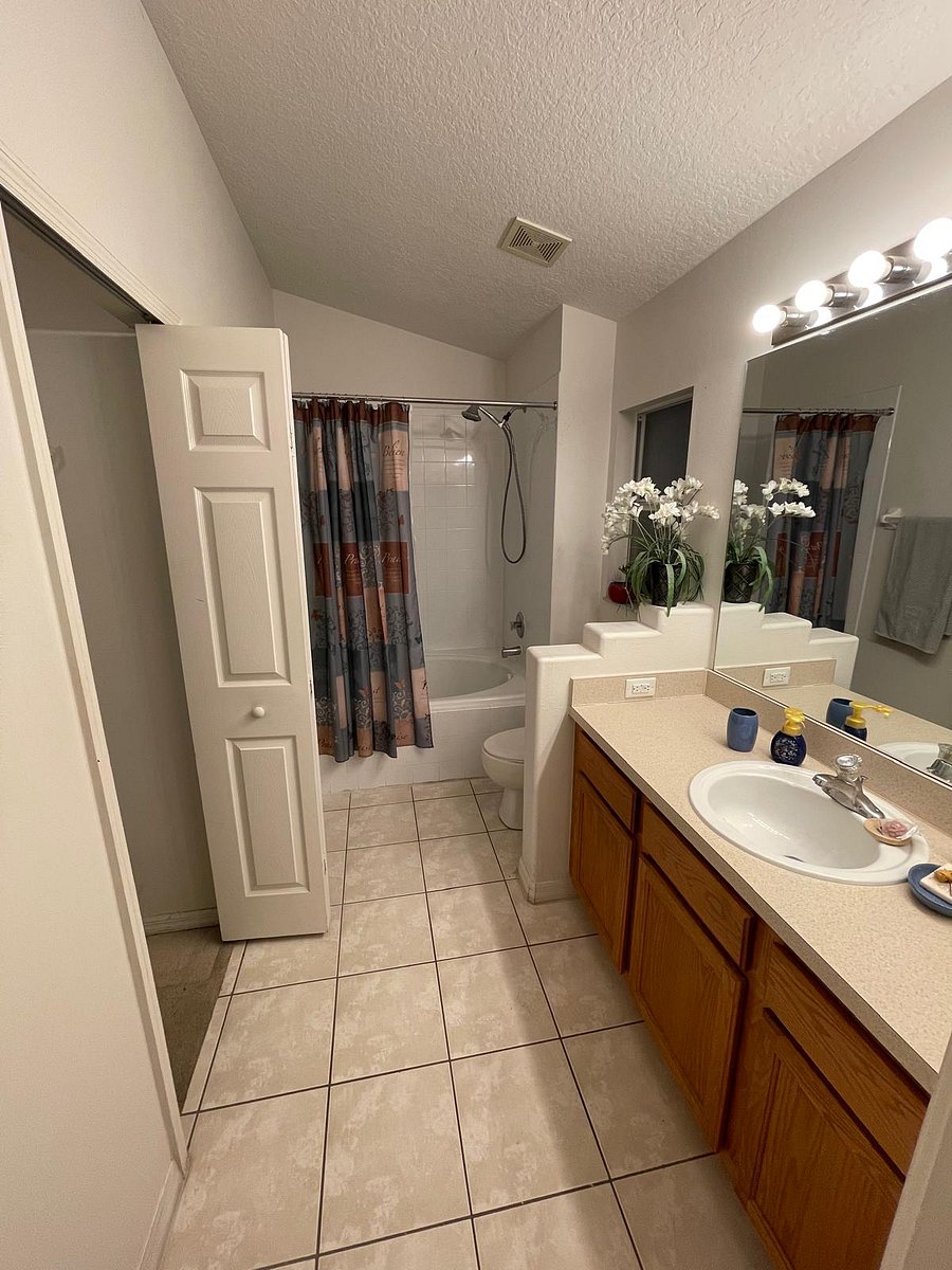 Full Bathroom in the Master Room