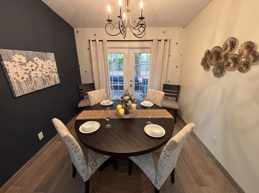 Eat-in dining room for up to 6 guests.