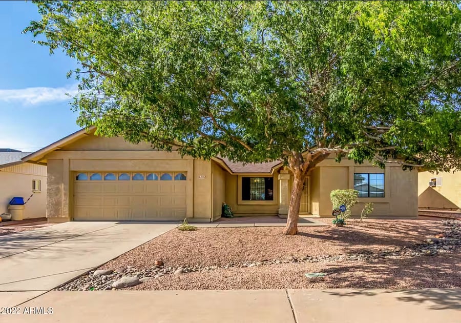 2 car garage, driveway and street parking on this quiet, cul-de-sac in East Mesa, close to freeways, parks, golf, shopping and more!