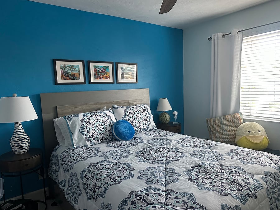 Second bedroom/queen bed