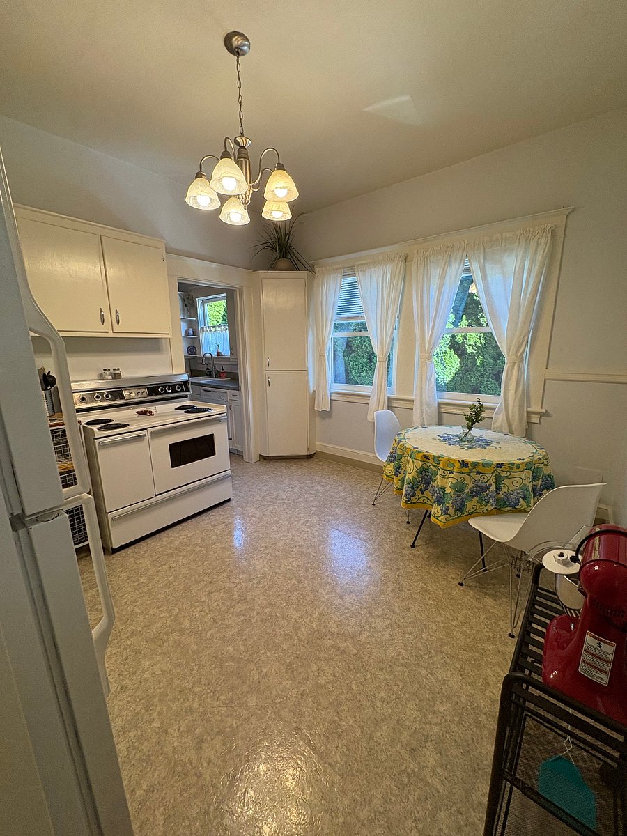 Sitting area, stove, refrigeration in kitchen