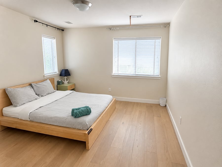2nd bedroom with Queen size bed
