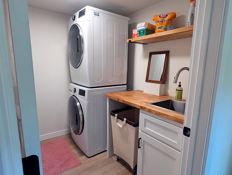Laundry room with sink