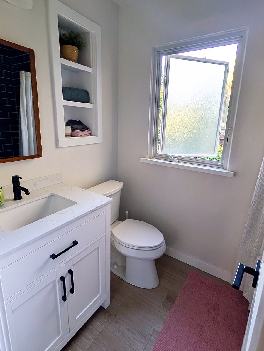 Upstairs full bathroom with shower tub