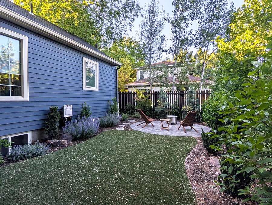Small backyard with turf grass and fire pit circle