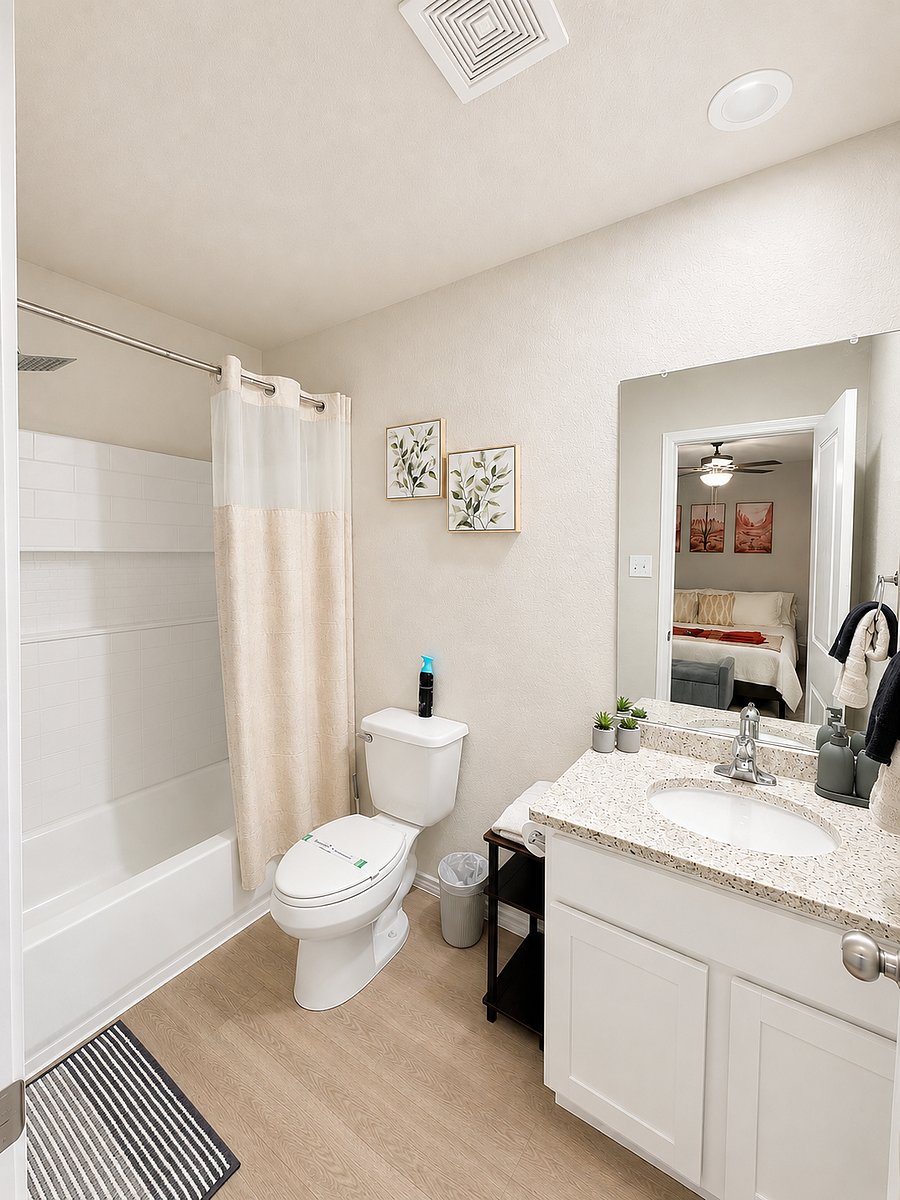Full bathroom 1 - Ensuite with tub and shower combo