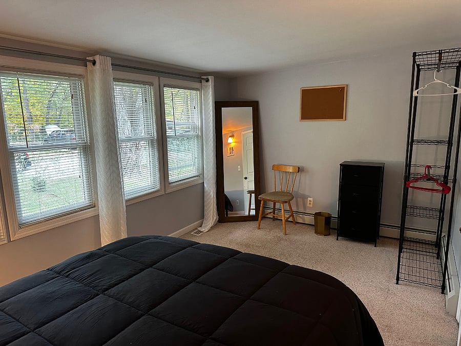 Secondary bedroom. 