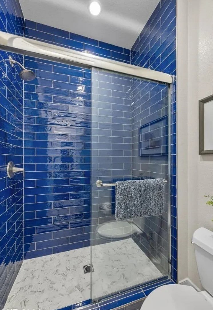 Bdrm 1: en suite bath with separate shower