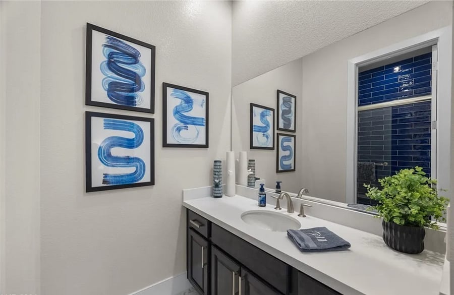 Bdrm 1: en suite bath/sink