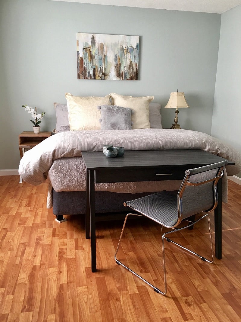 Bedroom features a queen size bed for a great nights sleep.