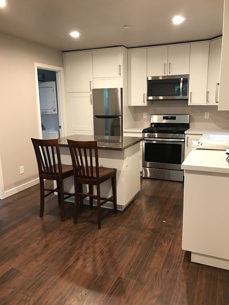 Full kitchen incl dishwasher and granite top island.