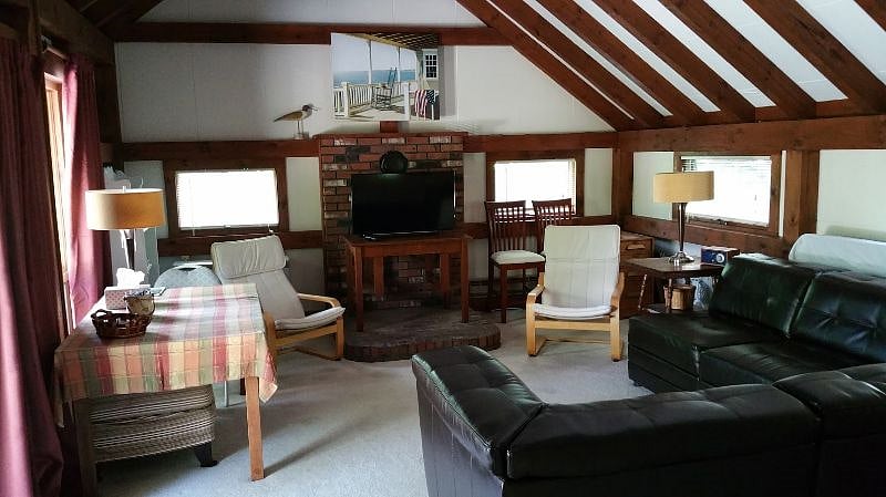 Furnished living room with smart TV, Comcast/Xfinity Cable, high speed Internet and Wifi.