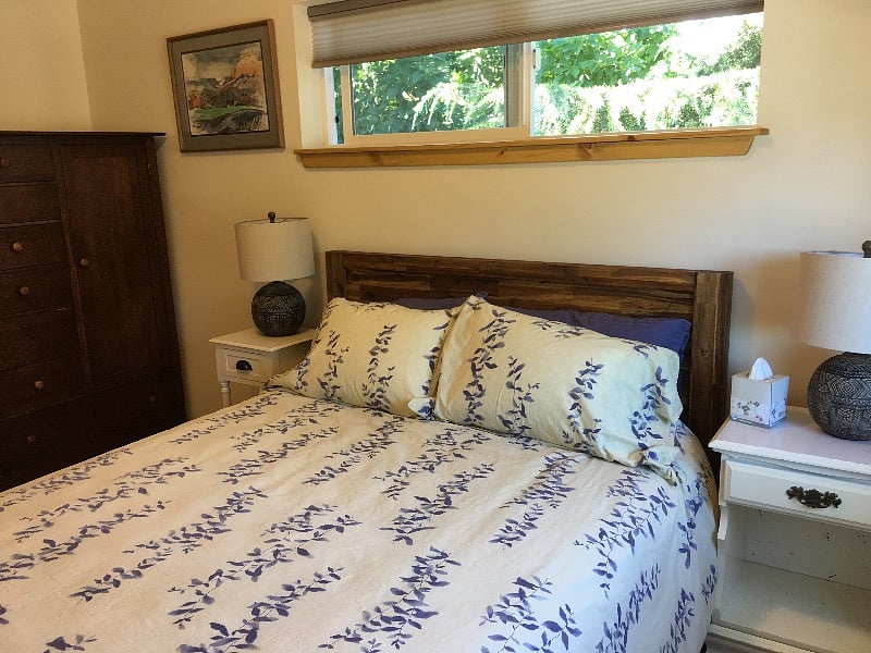 West Bedroom
Queen, Built in Dresser