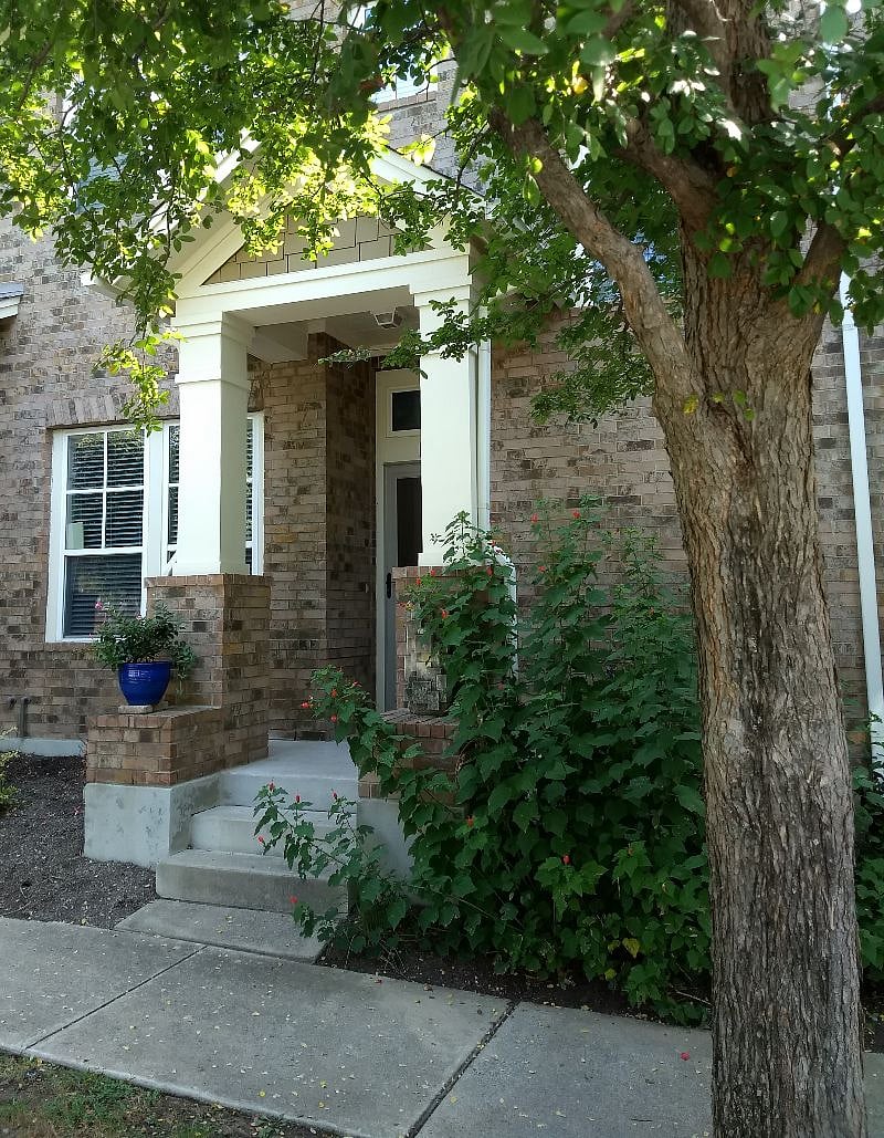 The Central Austin Row House is situated on a quiet, tree-lined street in the Mueller neighborhood--five miles from downtown Austin, two miles from UT, and very close to several hospitals.