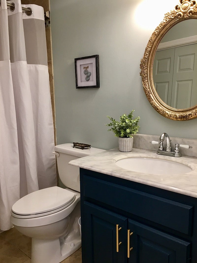 Upstairs Full Bathroom